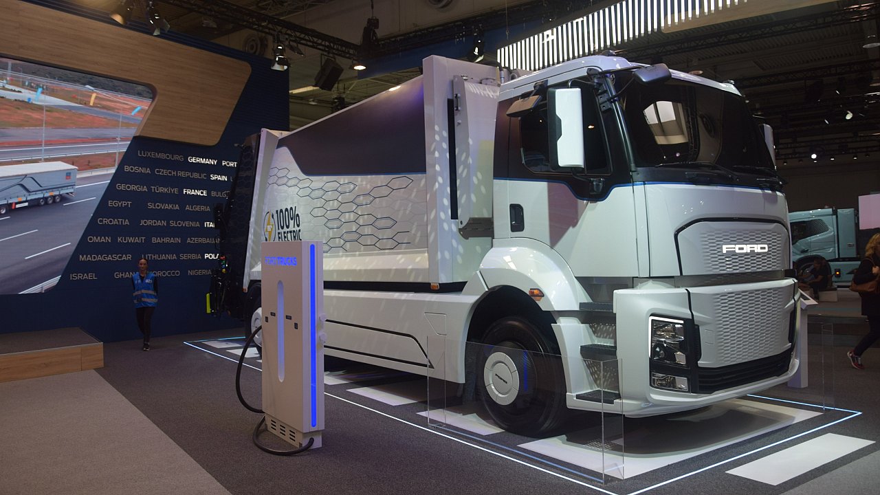 Ford Trucks’ın ürettiği ilk elektrikli kamyon, Pirelli R01 ile buluştu