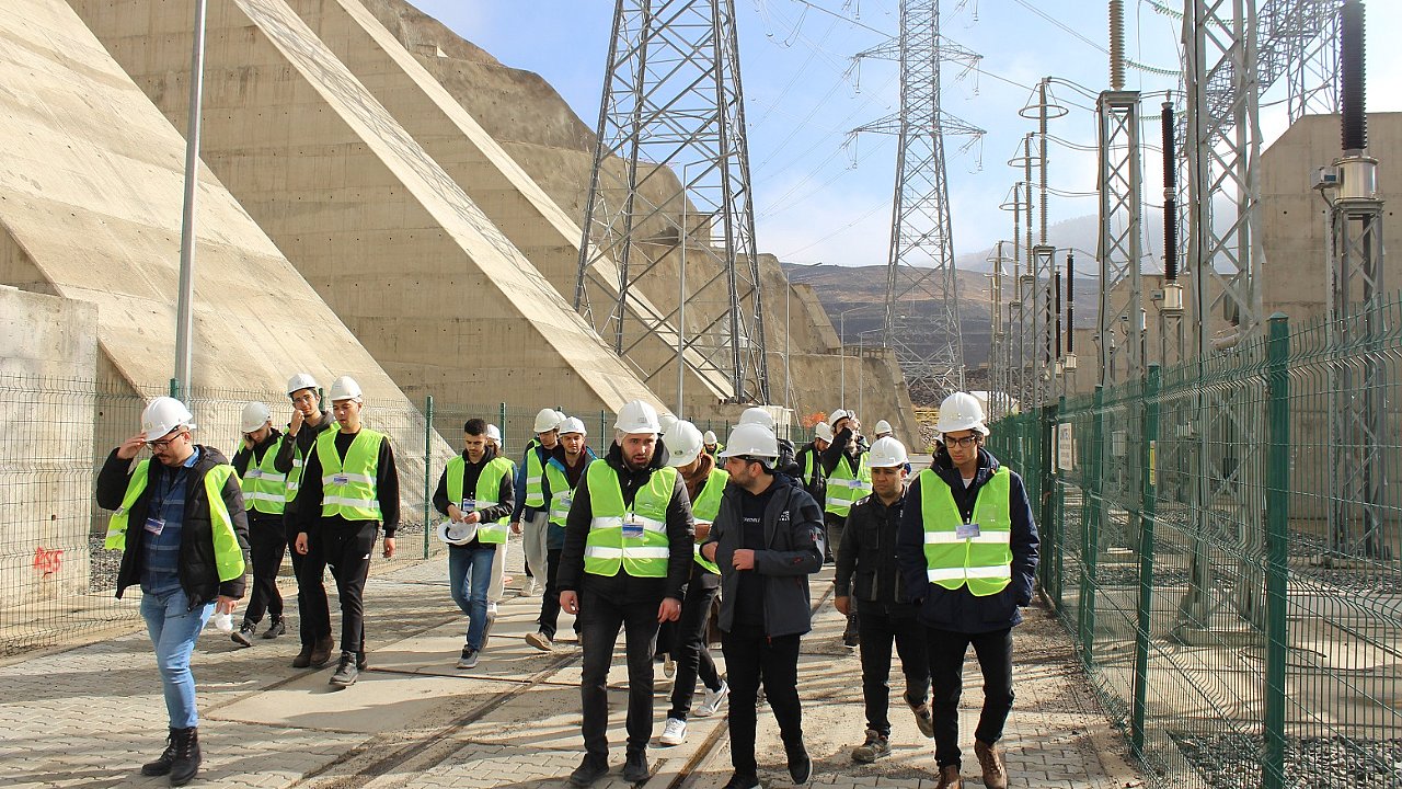 Geleceğin mühendisleri, Türkiye’nin ilk hibrit enerji santralini ziyaret etti
