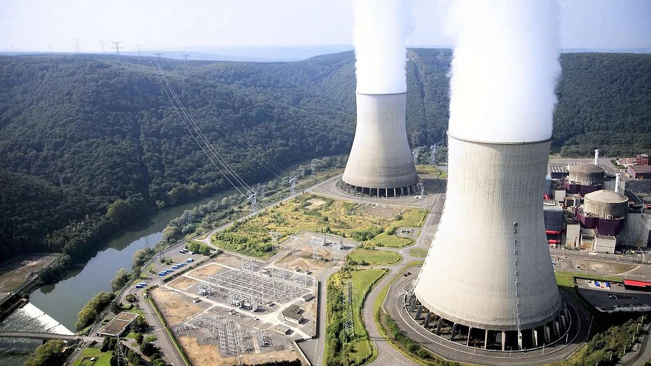 İran yeni nükleer enerji santralinin inşasına başladı