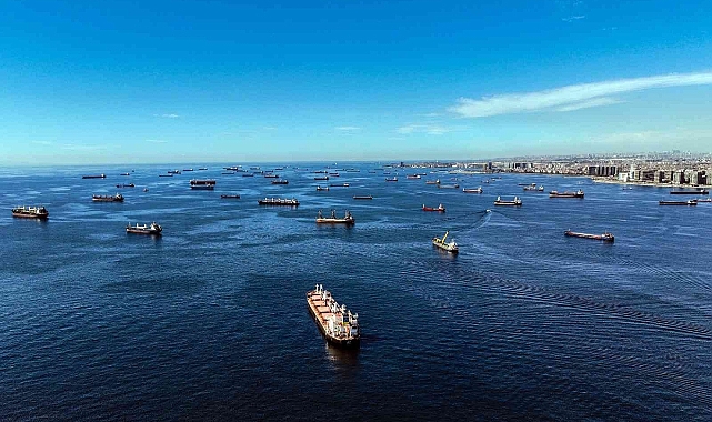 Petrol tankerleri, İstanbul Boğazı açıklarında sıraya girdi