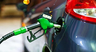 Petrol altı ayın zirvesine tırmandı