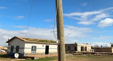 Kaçak Elektrik İçin Yaratıcılıkta Sınır Tanımıyorlar. Direği Oyup Kaçak Hat Çektiler